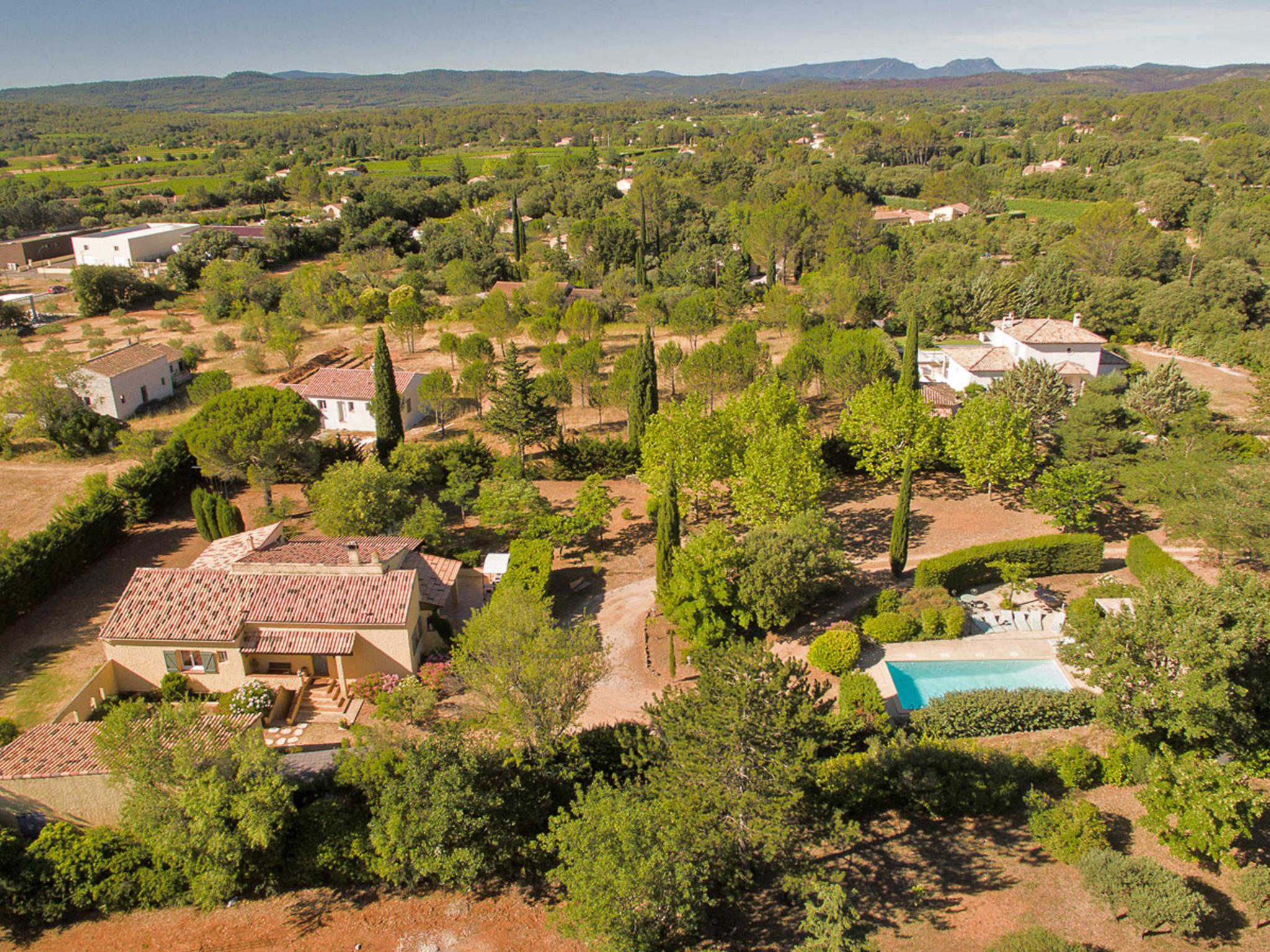 Modern kitchen at Le clos de la Tuf in Cotignac