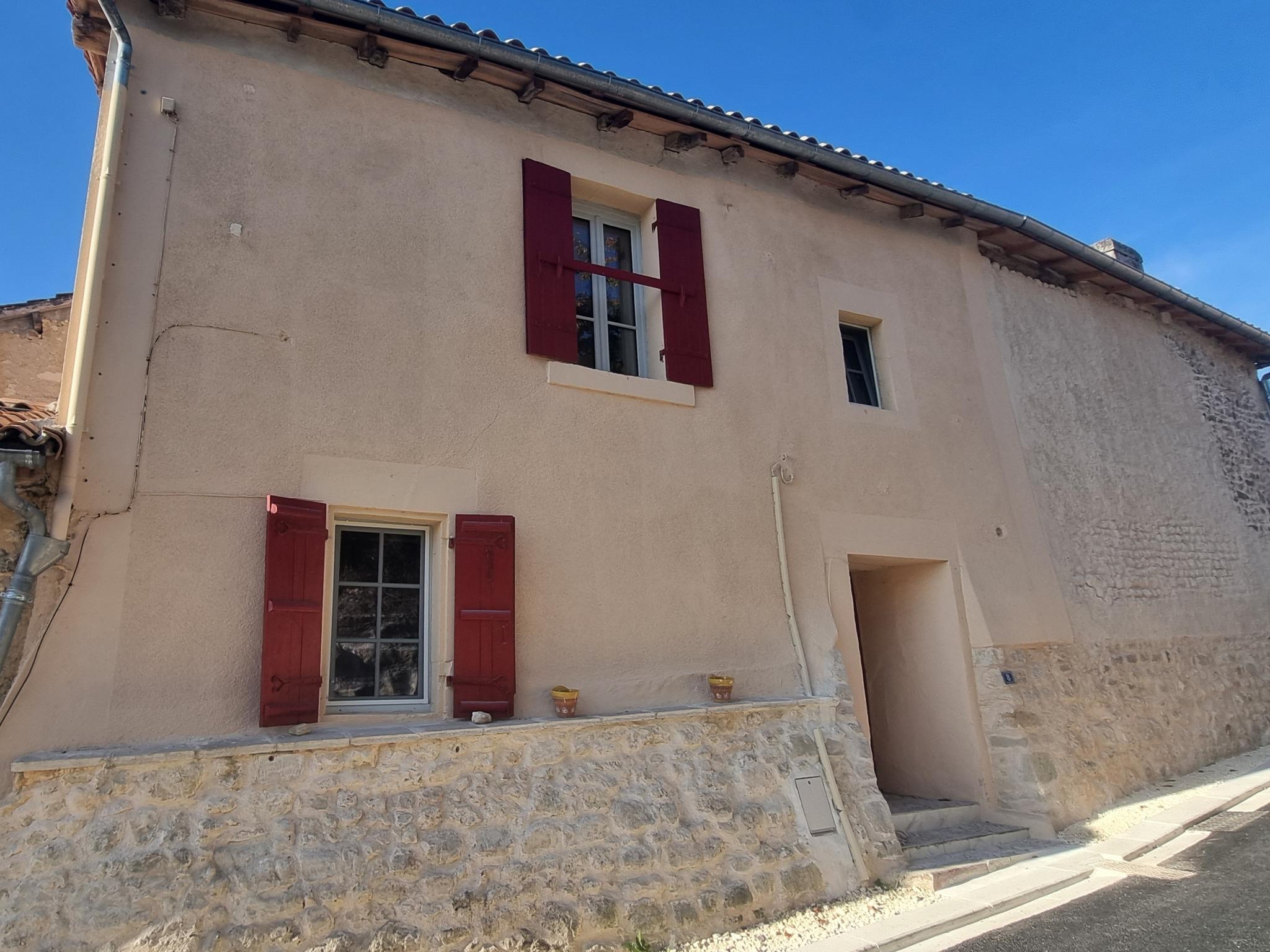 Modern kitchen at La Nit de la Fontaine in Brossac