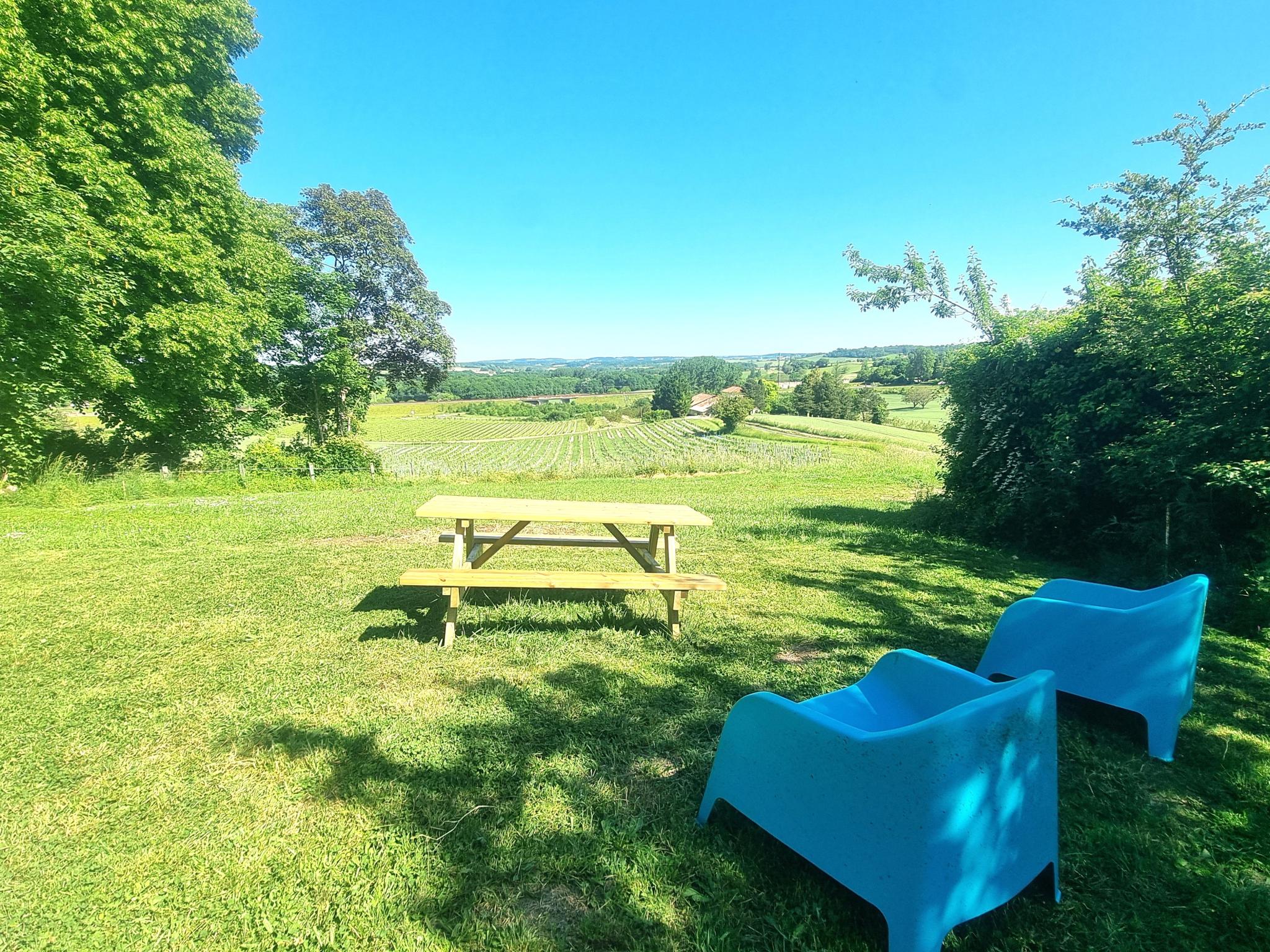 Bedroom with comfortable beds at La Nit de la Fontaine in Brossac