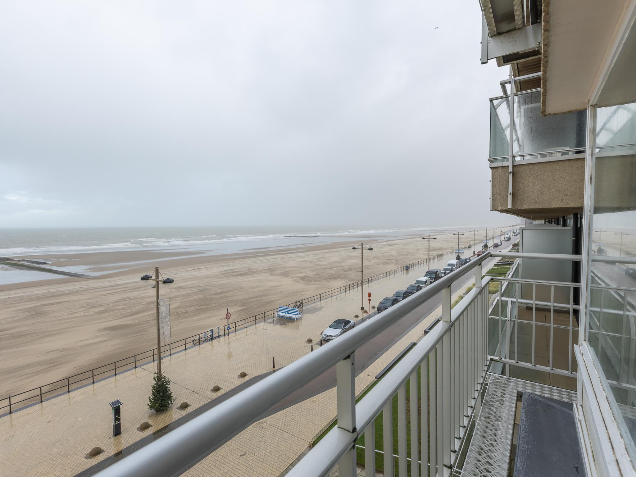 Swimming pool area at Sun Beach - 0301 in Middelkerke