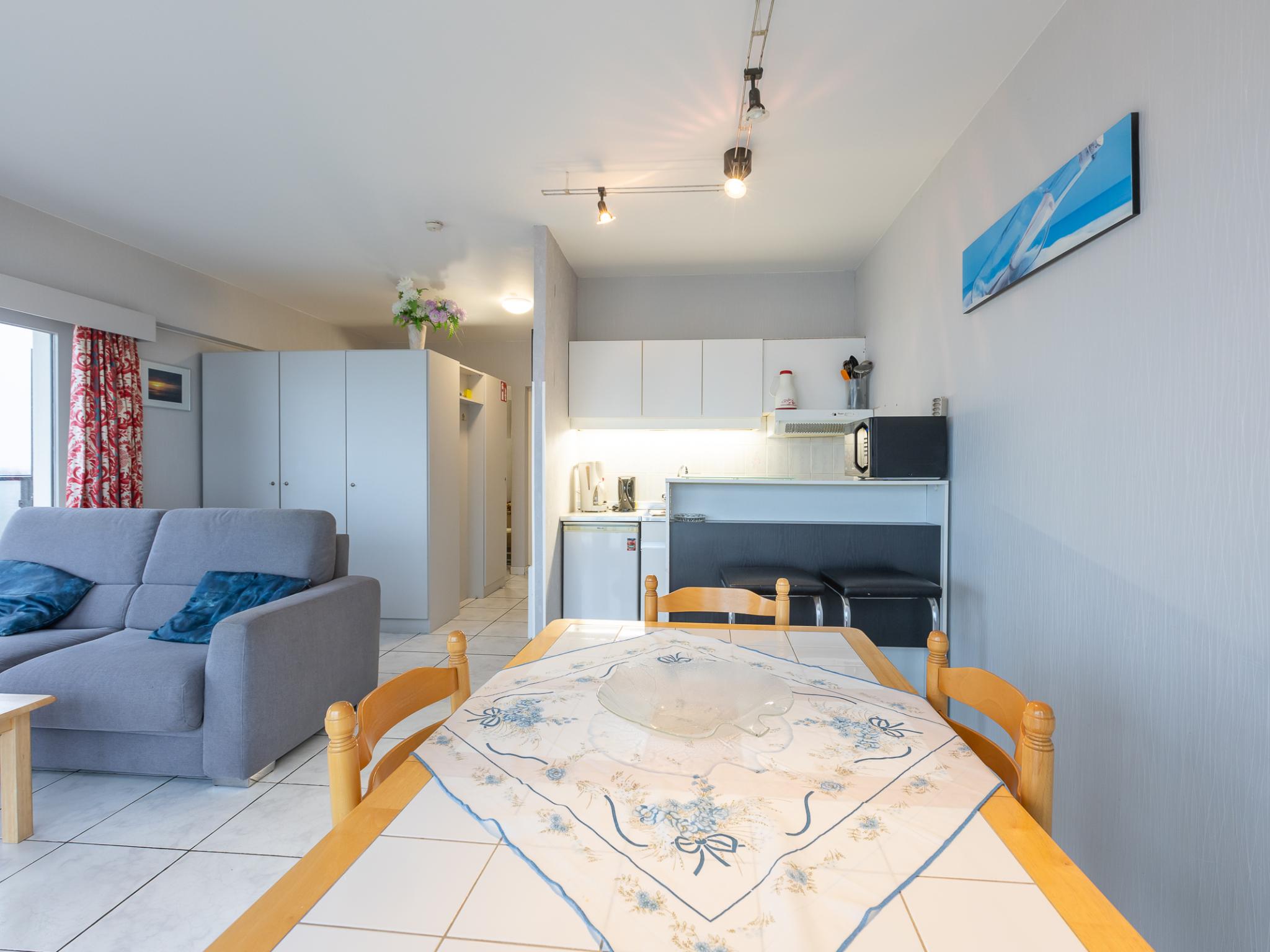 Bedroom with comfortable beds at Sydney - 0605 in Middelkerke