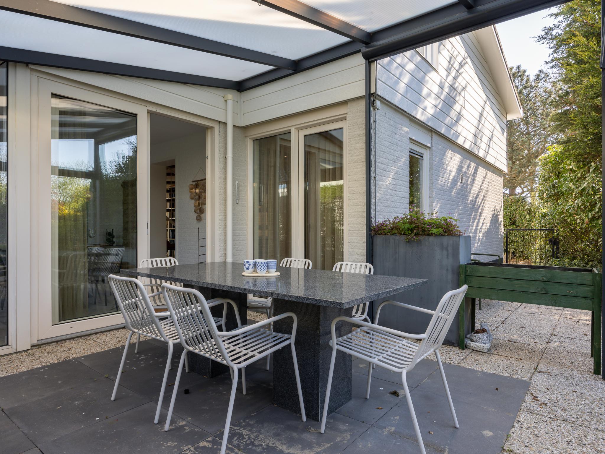 Swimming pool area at Meerhuis Cardium in Kamperland