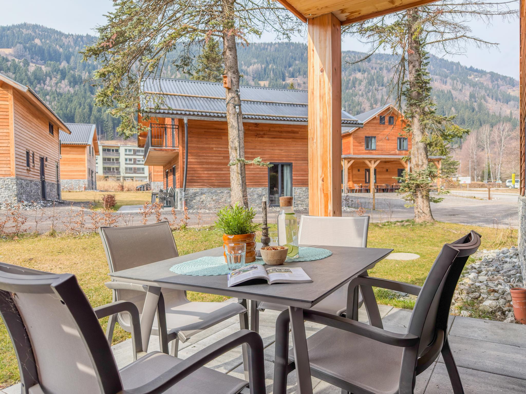 Swimming pool area at See Lounge in Afritz am See