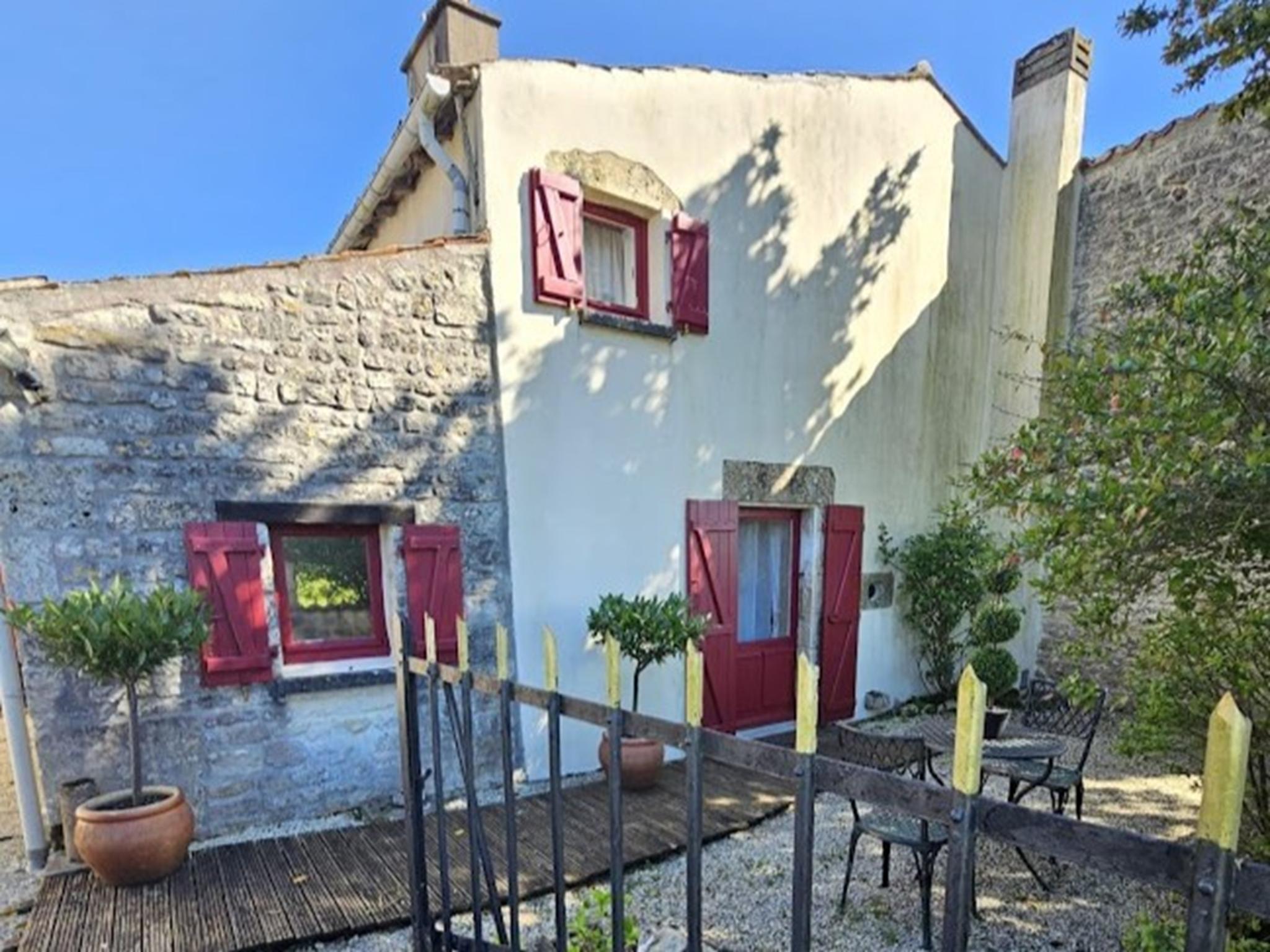 Outdoor terrace and views at Le Bonheur in La Villedieu