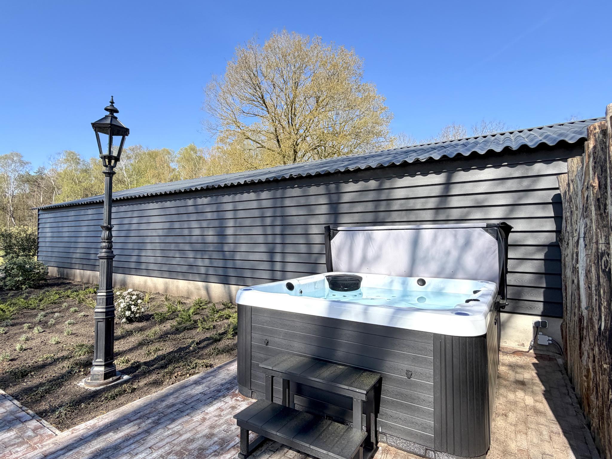 Swimming pool area at Guesthouse het Koetshuis in Bladel