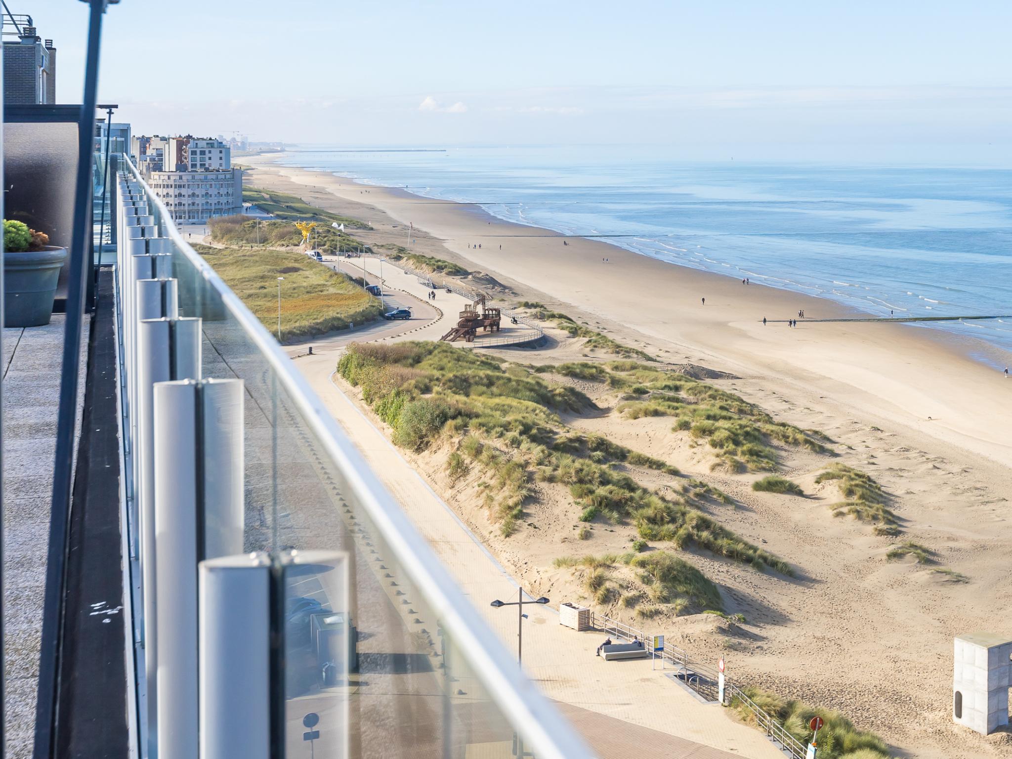 Bathroom facilities at De Rede 2 - 1001 + park. 70 in Middelkerke