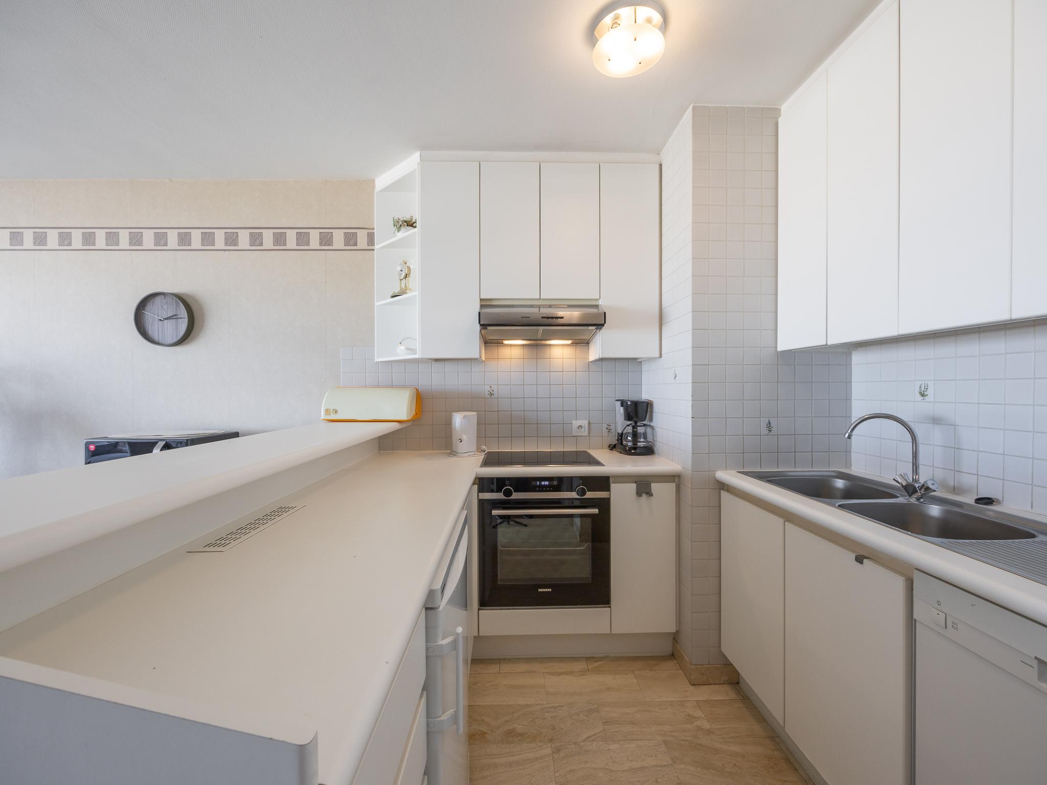 Bathroom facilities at Espace II - 0102 + box 2 (Magnum) in Middelkerke