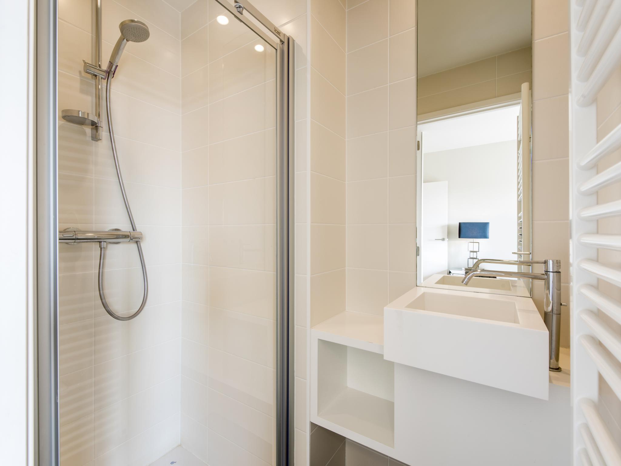 Bathroom facilities at Eden - B7 + garage 2.16 in Blankenberge