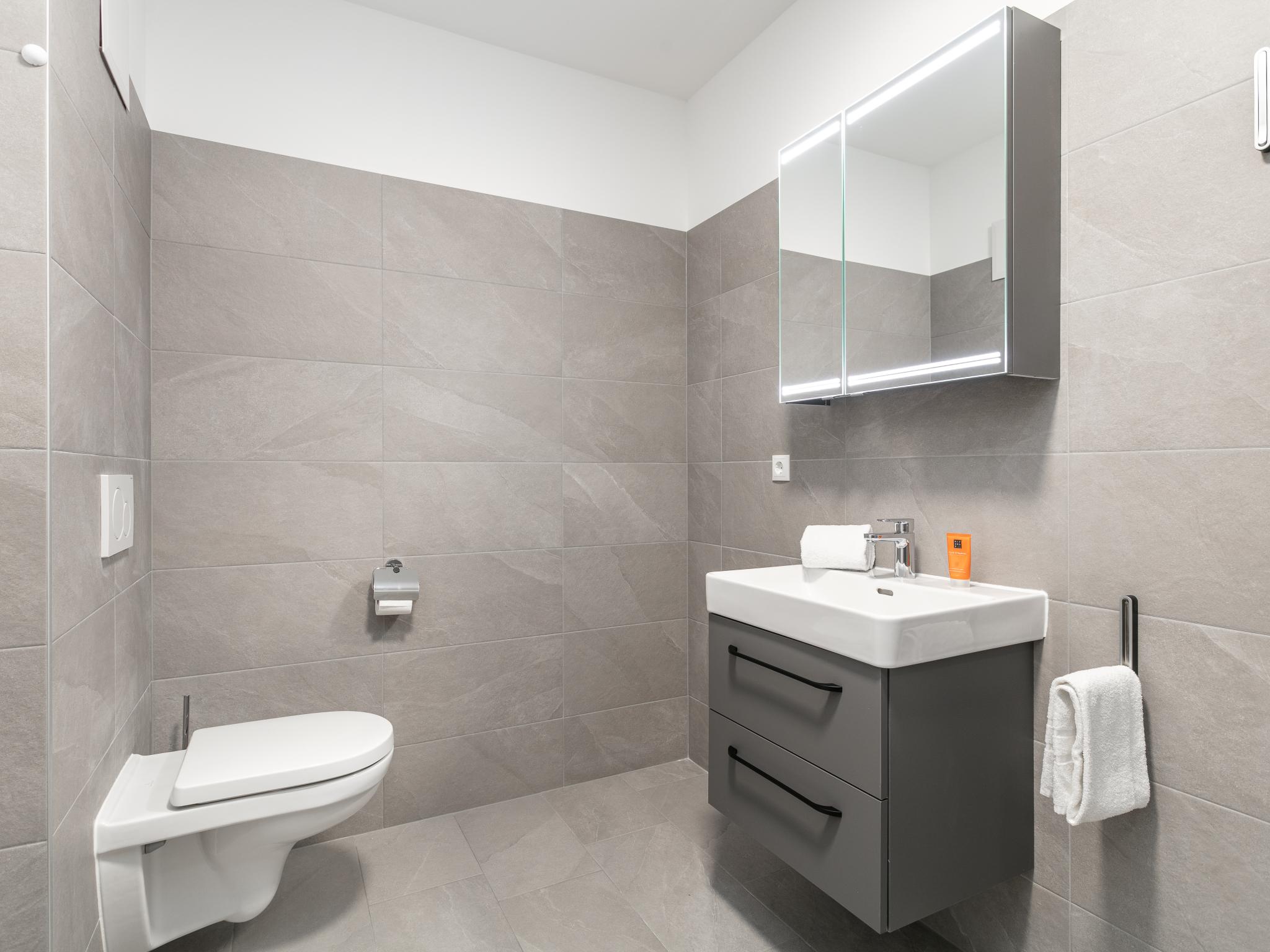 Bathroom facilities at City Apartments Jenbach Top 4 in Jenbach
