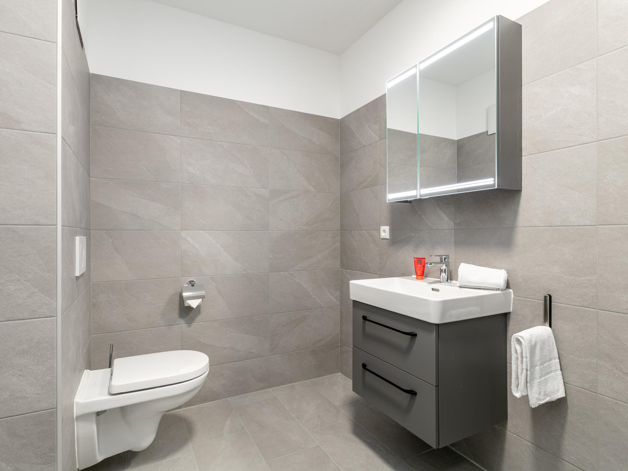 Bathroom facilities at City Apartments Jenbach Top 10 in Jenbach