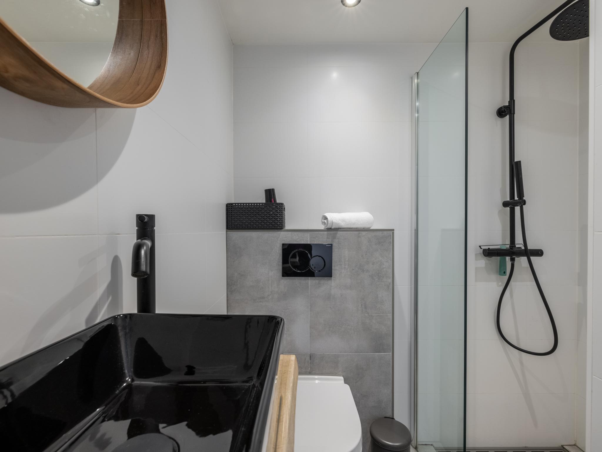 Bathroom facilities at De Nordic Escape in Warmenhuizen