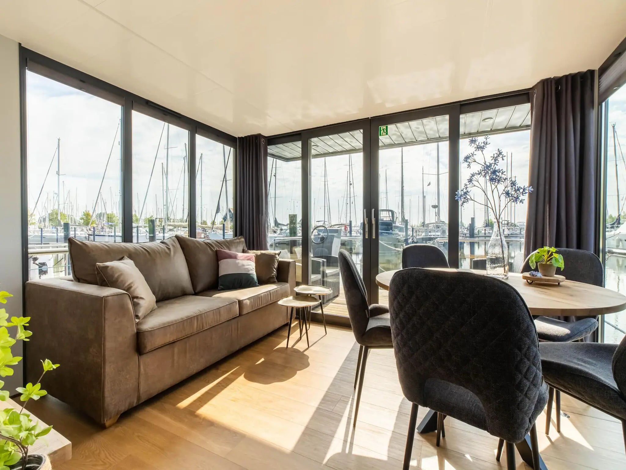 Bedroom with comfortable beds at Wave in Volendam