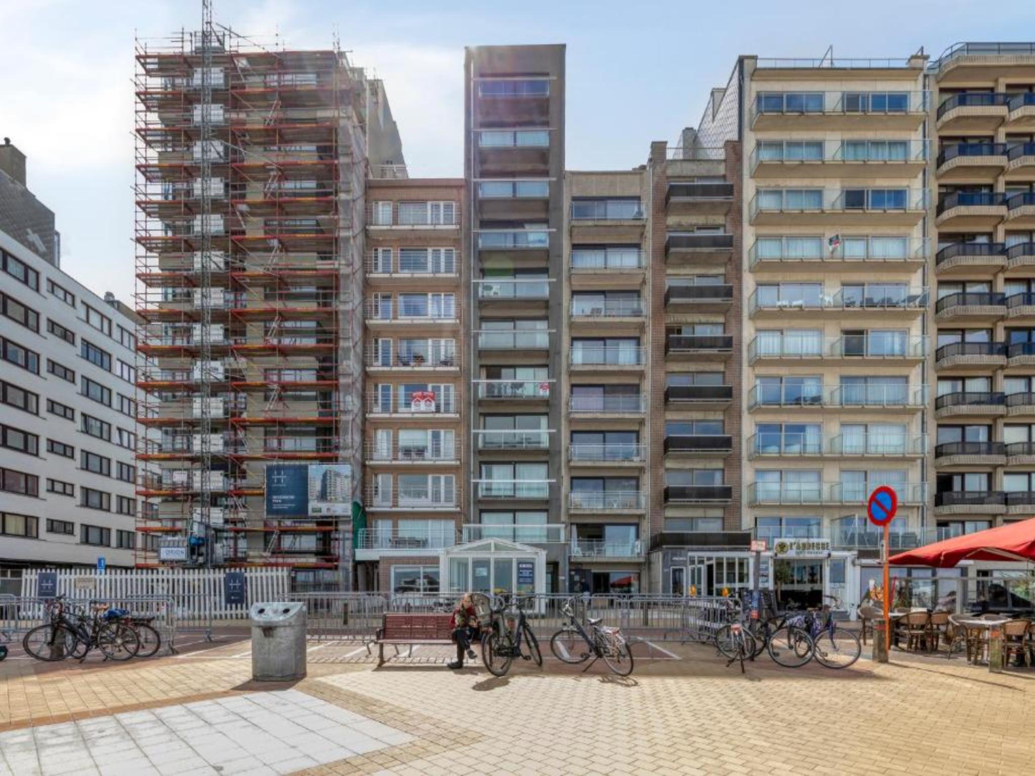 Swimming pool area at Golfbreker Seaview in Blankenberge