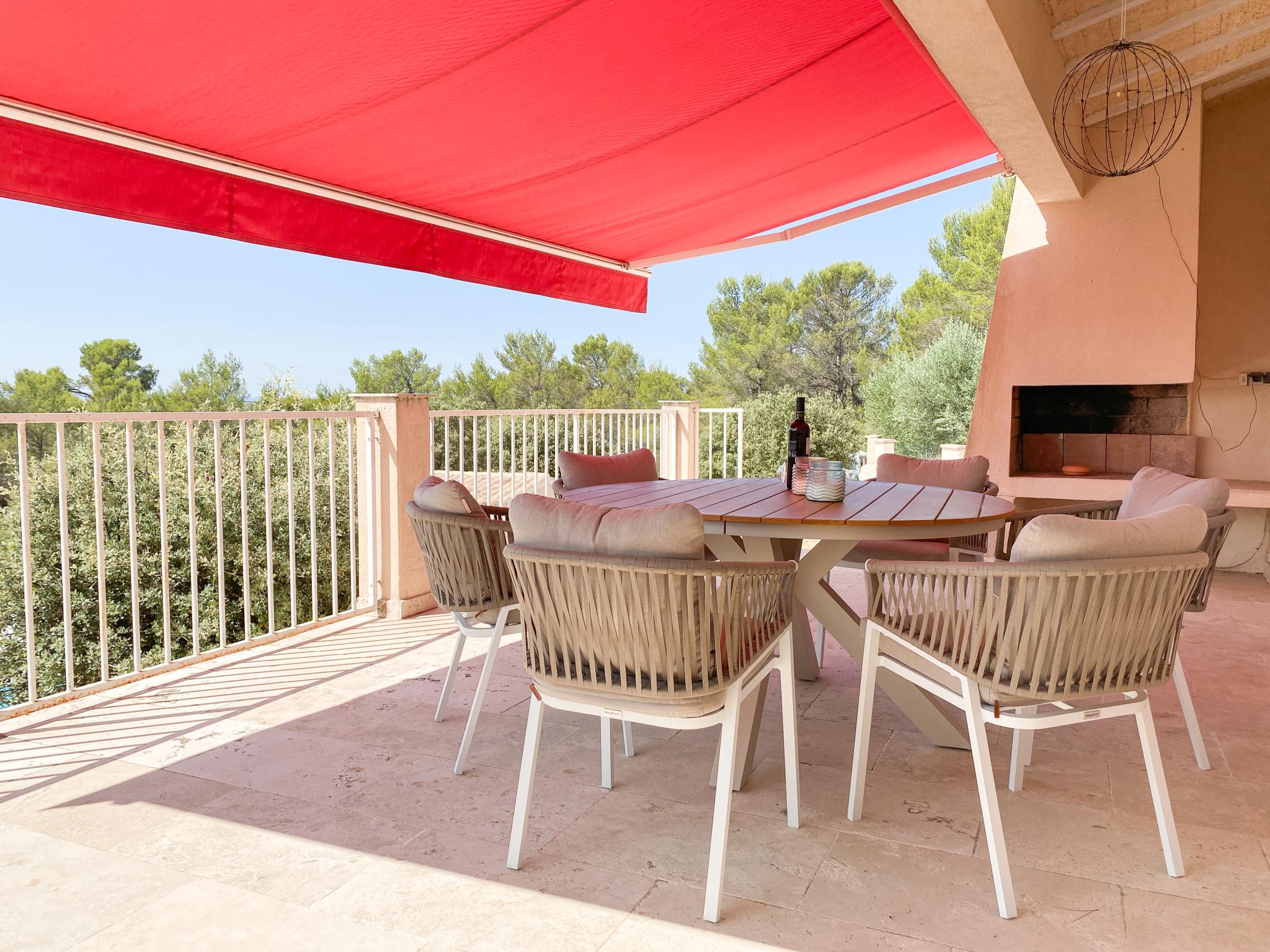 Swimming pool area at Les Cigales in Saint-Julien-le-Montagnier