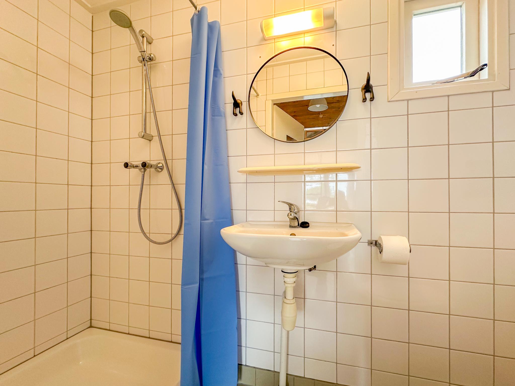 Bathroom facilities at Surfers Cabin in Ellemeet