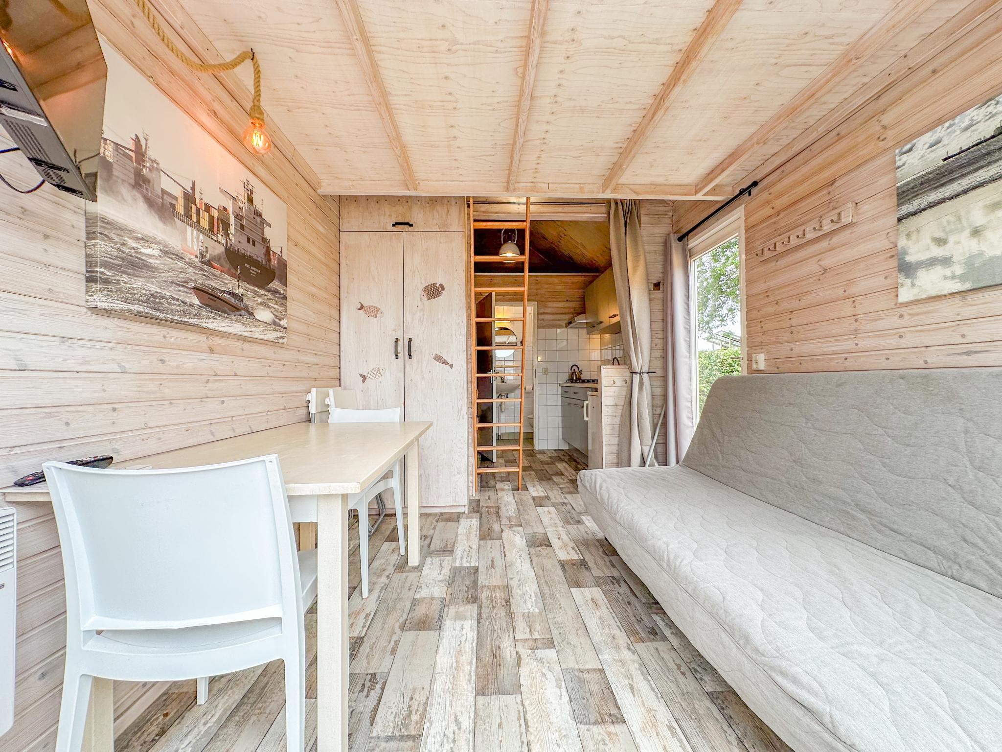 Bedroom with comfortable beds at Surfers Cabin in Ellemeet