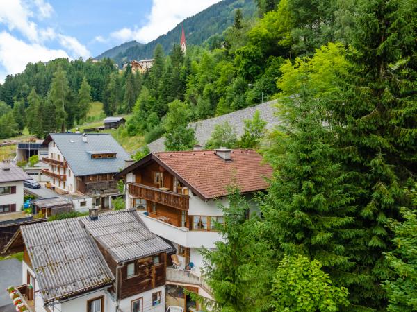 Außenseite Ferienhaus [Sommer]