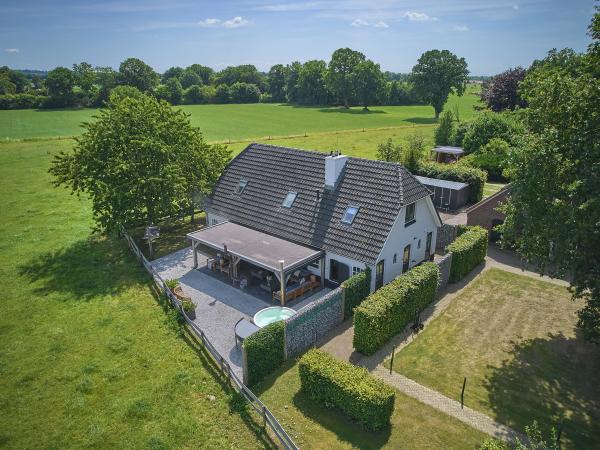 Außenseite Ferienhaus [Sommer]
