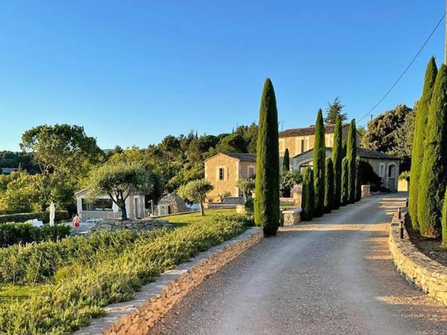 Immediate Surroundings (<1 km)