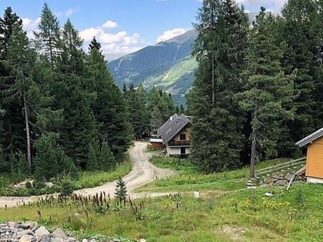 Surroundings (1-5 km)