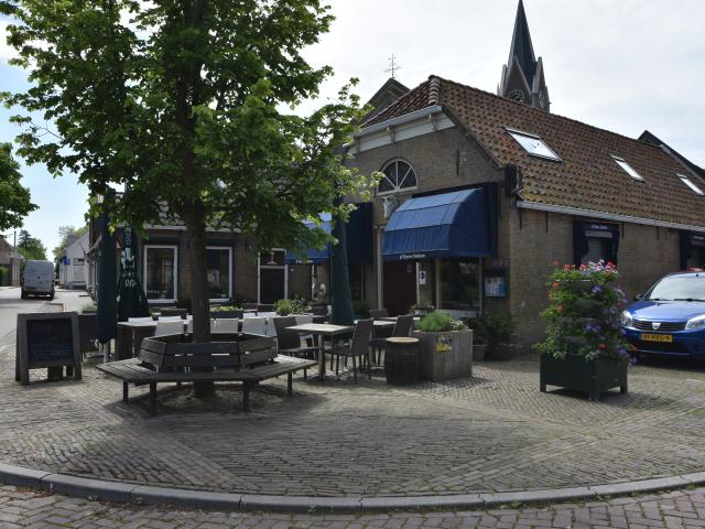 Immediate Surroundings (<1 km)