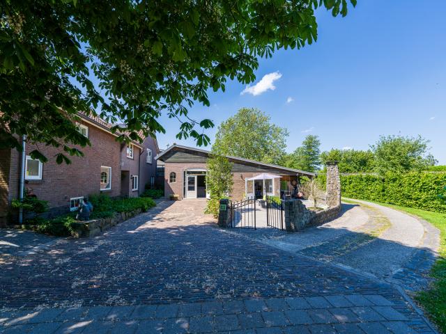 Außenseite Ferienhaus [Sommer]