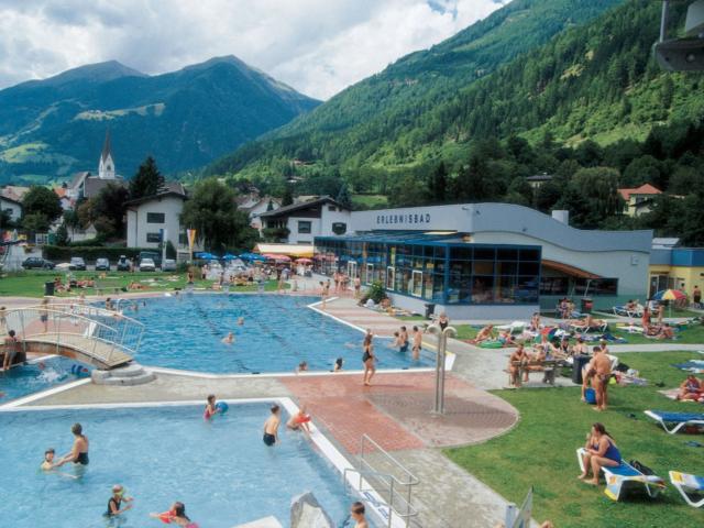 Surroundings (1-5 km)