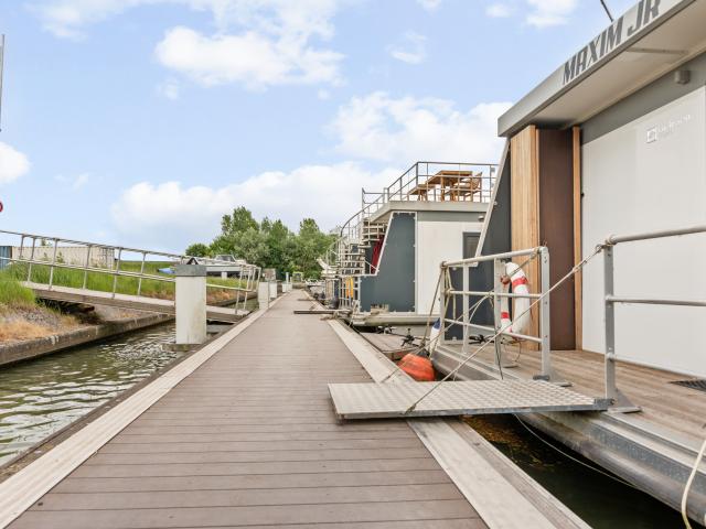 Immediate Surroundings (<1 km)