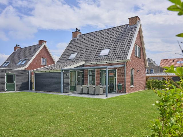 Außenseite Ferienhaus [Sommer]