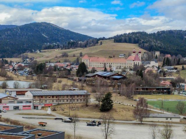 Surroundings (1-5 km)