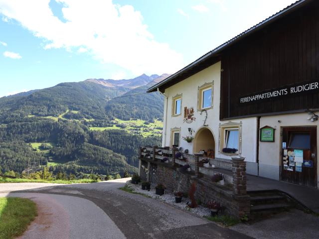 Entrance / Reception